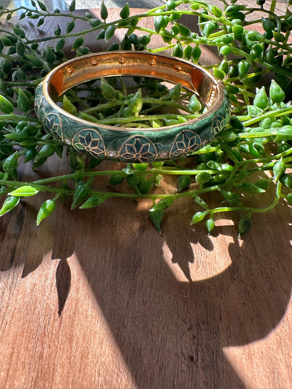 Vintage Chinese Cloisonné Green Floral Enamel Gold Tone Hinged Bangle Bracelet